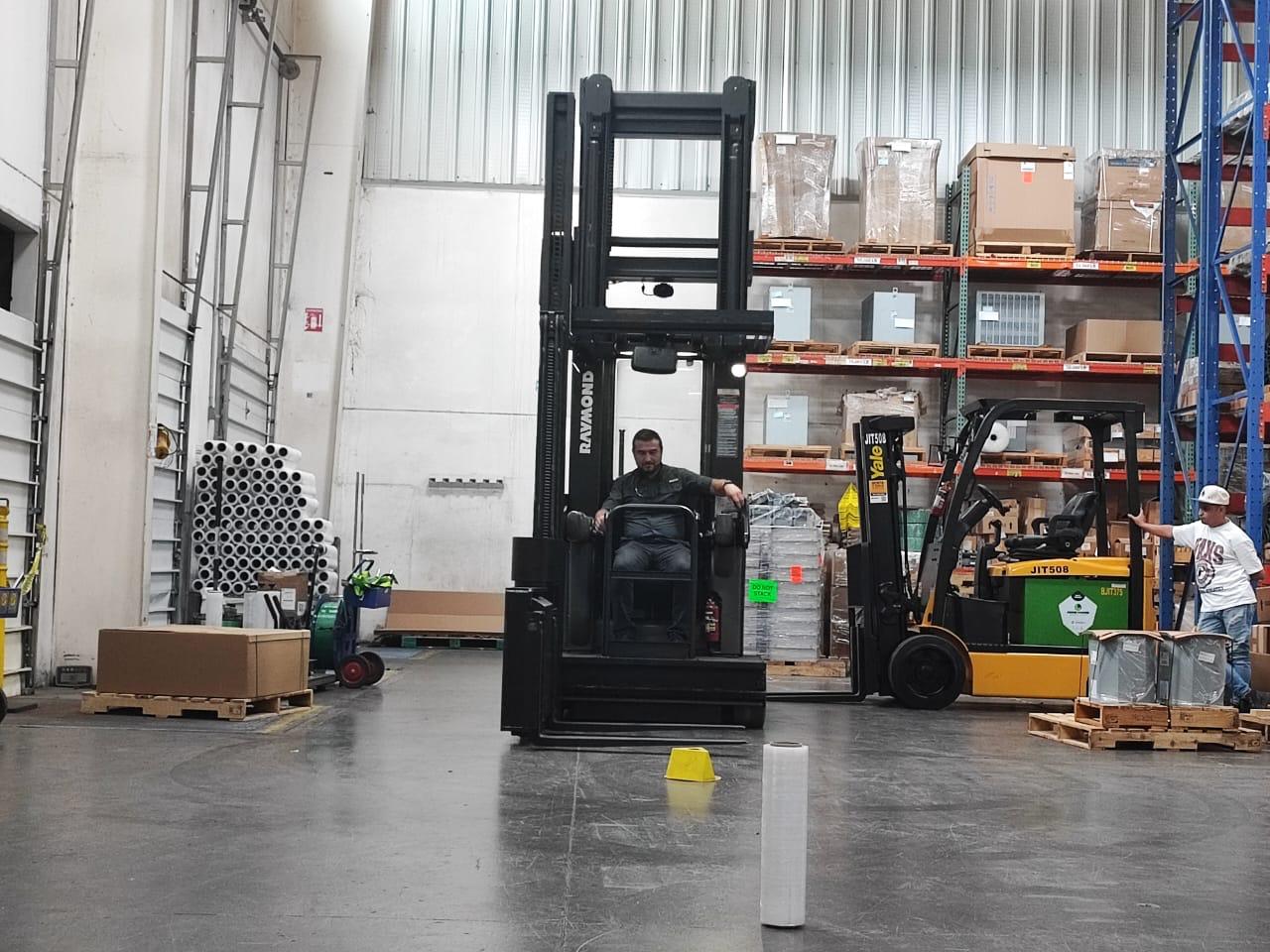 Montacargas en operación dentro de instalaciones industriales