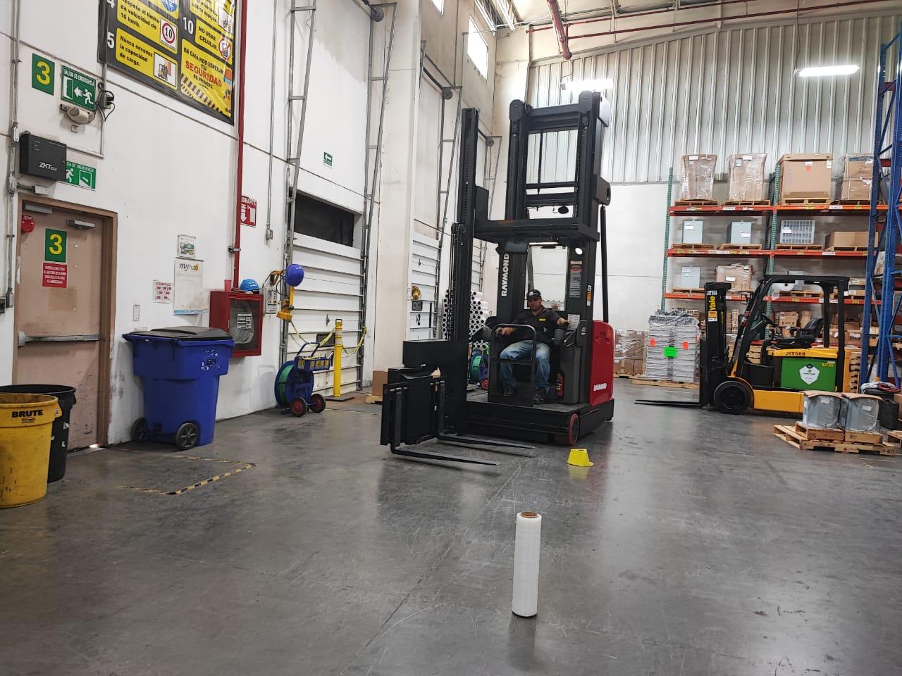 Montacargas en operación dentro de instalaciones industriales