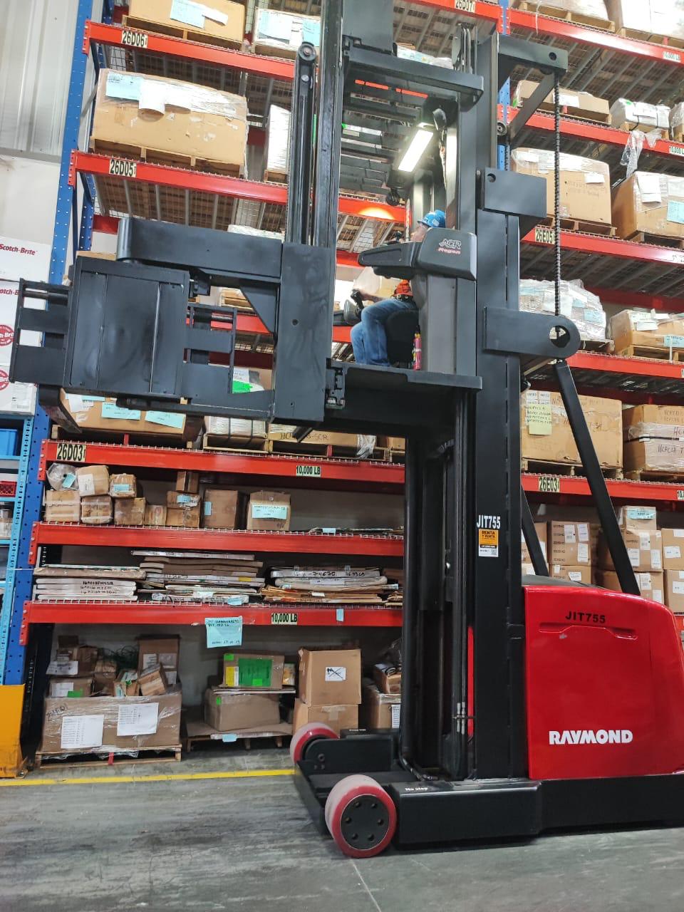 Montacargas en operación dentro de instalaciones industriales