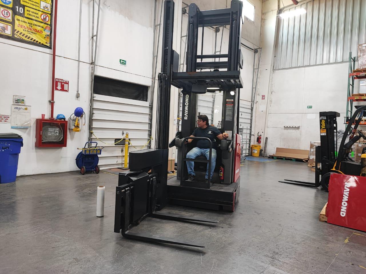 Montacargas en operación dentro de instalaciones industriales