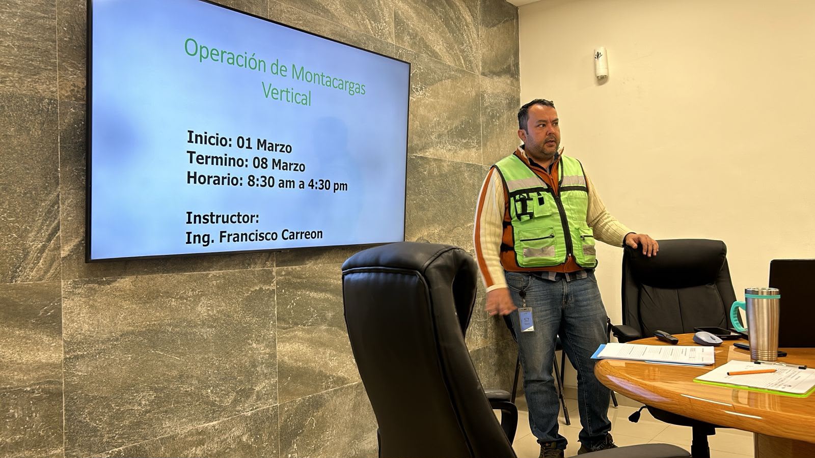 Instructor de CarryOn impartiendo una sesión de capacitación