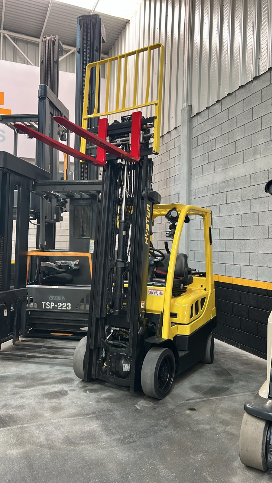 Equipos de manejo de materiales en instalaciones industriales