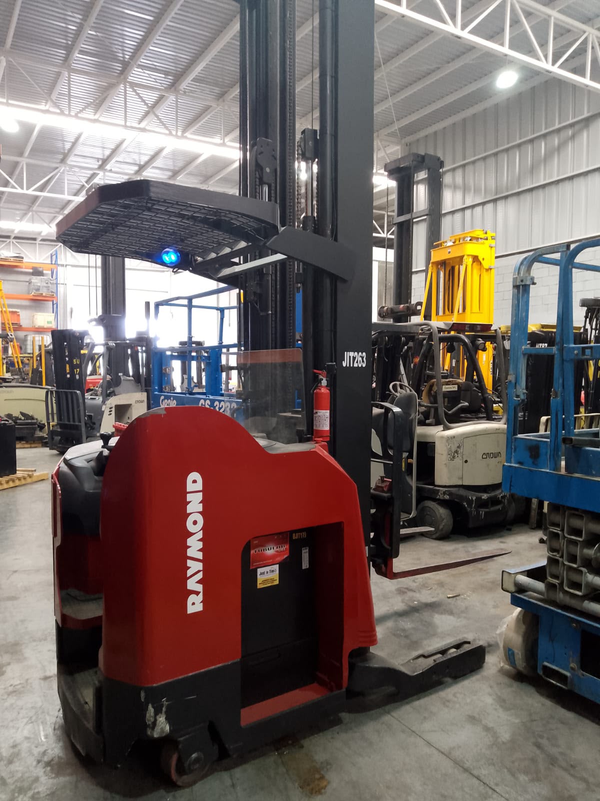 Equipo de montacargas en instalaciones industriales